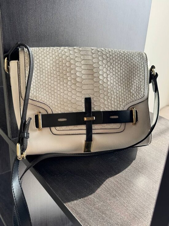 VINCE CAMUTO WHITE & BLACK SNAKE EMBOSSED CROSSBODY BAG - Picture 1 of 3